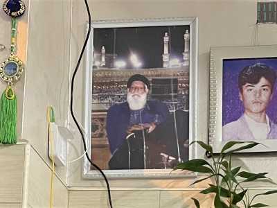 Ibrahim parlando rivolge sempre uno sguardo a una foto esposta sulla mensola sopra la cassa: ritrae il padre Hakko, deceduto anni fa dopo aver vissuto per oltre un secolo